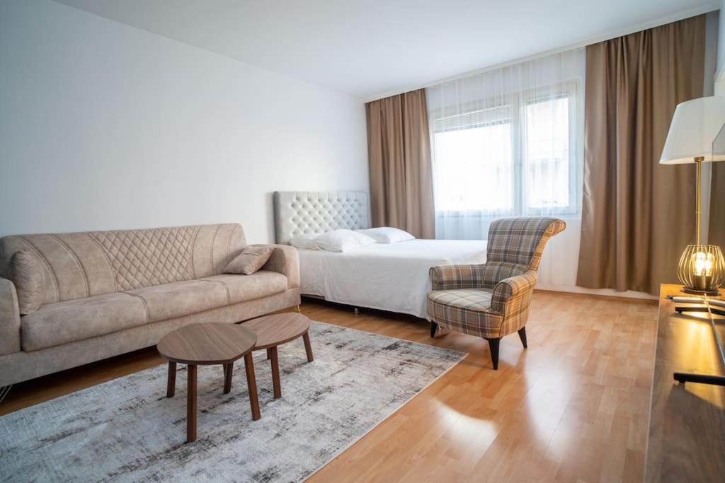 Next To City Center Cozy Apartment Виена Екстериор снимка