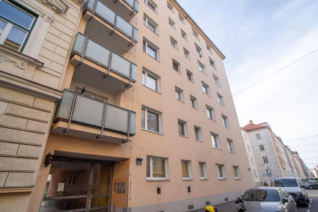 Next To City Center Cozy Apartment Виена Екстериор снимка